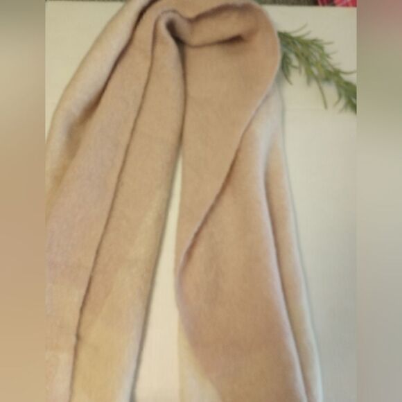 Justin and Taylor blush fringed blanket scrarf - Picture 4 of 8